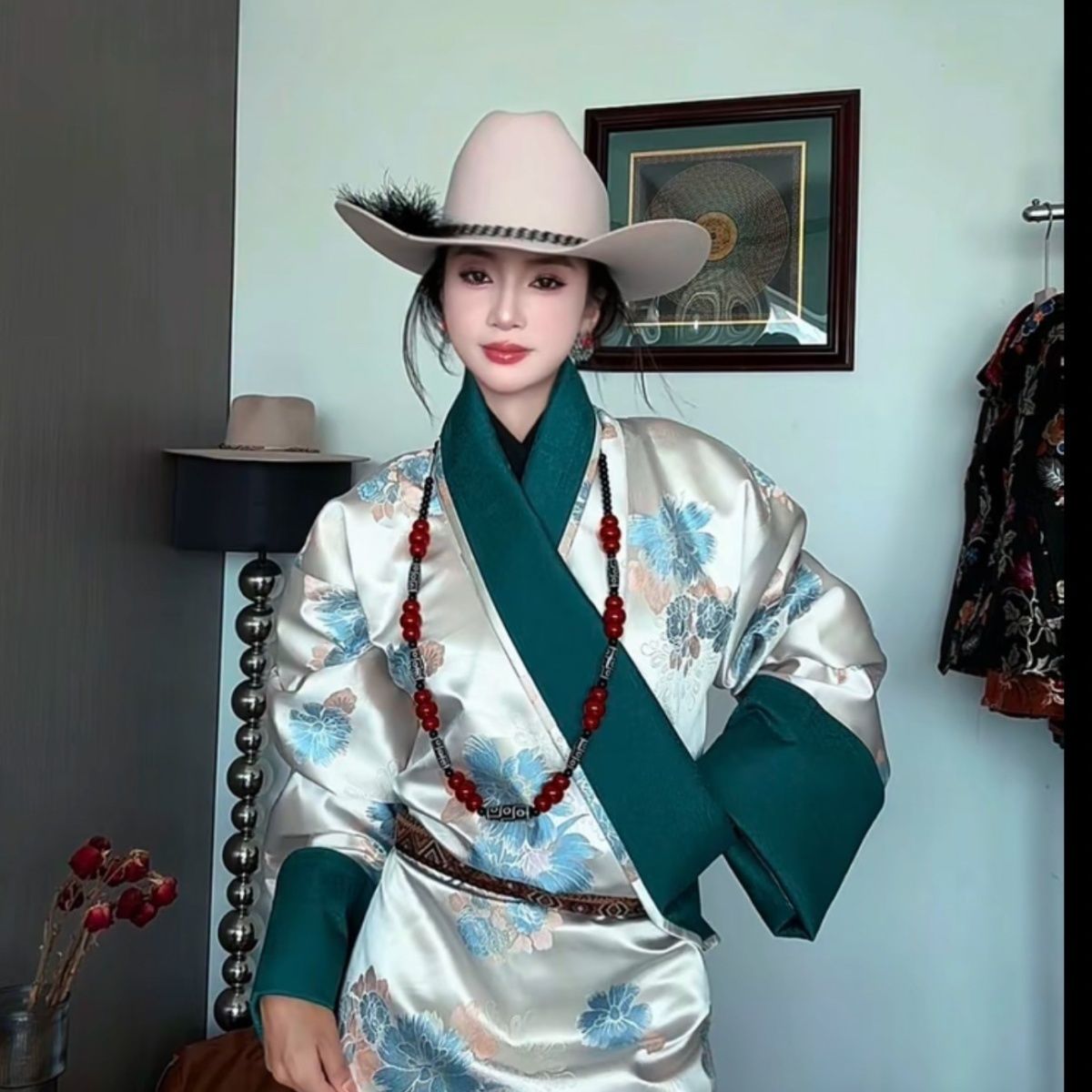 New Women's Bhutanese Tibetan  - Ethnic Fashion Shoot 评论和价格