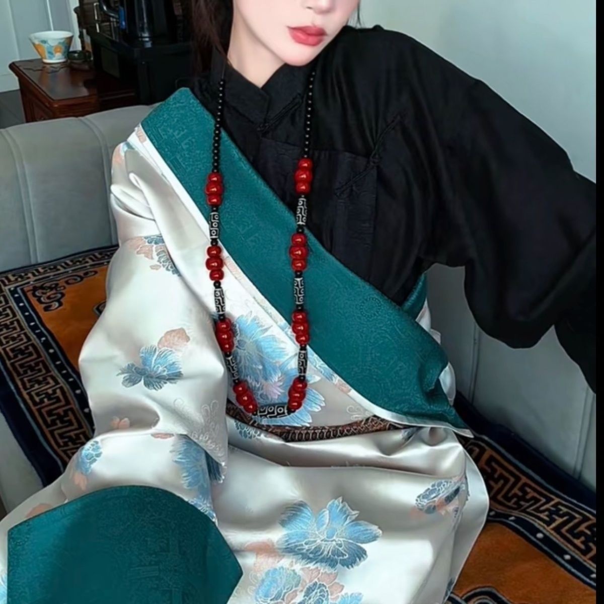 New Women's Bhutanese Tibetan  - Ethnic Fashion Shoot 评论和价格